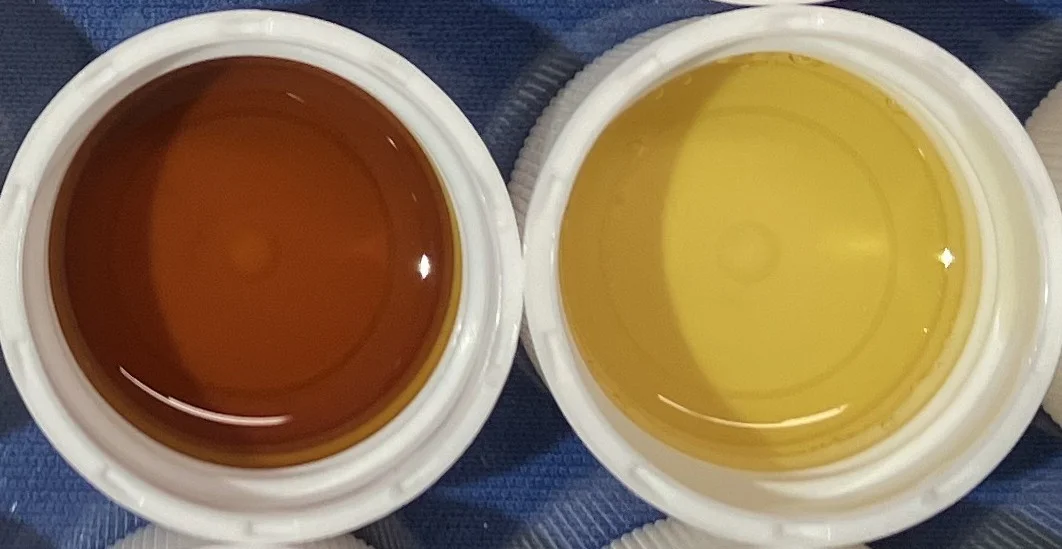 アスコルビン酸の変色比較。左が通常品（茶色く変色）、右が脱酸素製法®（変色を抑制）