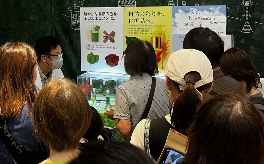 脱酸素製法の体験をする来場者