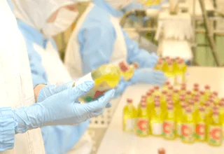 プリマール株式会社の化粧品製造ライン・充填作業の様子